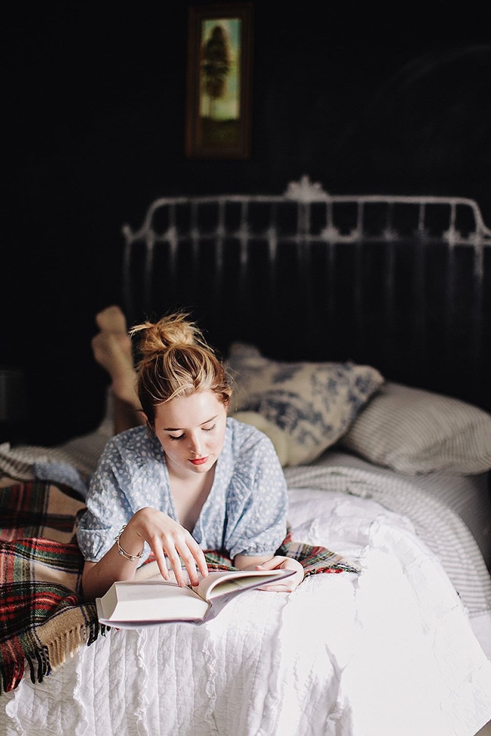 Garota lendo na cama, leitura, books, livros, livro garota, garota e livro
